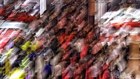 Pengunjung terus berdatangan untuk melihat mobil dan motor yang dipamerkan di IIMS 2019.