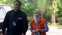 Nama Asty Winasti santer diberitakan media usai menjadi salah satu tersangka dalam kasus suap yang melibatkan anggota DPR Fraksi Golkar Bowo Sidik Pangarso.