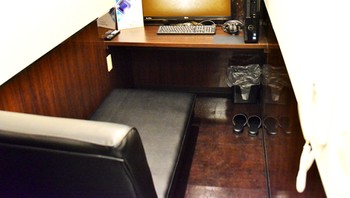 Mengakses internet di warung internet atau warnet dulu sangat diminati buat hiburan atau mengerjakan tugas. Sekarang hampir semuanya bisa dilakukan melalui smartphone. Foto: Net Room