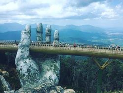Potret Jembatan Emas Vietnam yang Mengagumkan