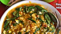 Perkedel nike, perkedel jagung dan sambal jadi jodoh yang pas buat menyantap semangkuk bubur manado ini. Foto: Instagram @kuliner.soloraya