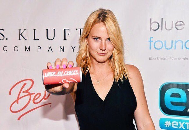 Ia kemudian punya ide untuk memakai seluruh uang, termasuk program tabungan pensiun 401(k). Uang itu dipakai untuk membeli 300 galon rose wine dan kaleng untuk memulai bisnis minuman, Bev. Foto: Instagram @alixpeabody