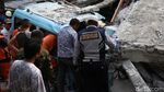 Rumah Roboh Timpa Angkot hingga Motor