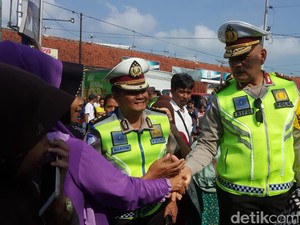 Polisi Soroti Pasar Tumpah di Jalur Mudik Selatan Jabar-Jateng