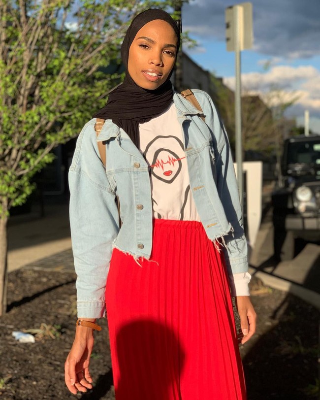 Tak banyak hijabers yang memiliki keberanian melawan Islamophobia. Salah satu daru sedikit orang itu adalah Shaymaa Ismaeel. Ia menjadi viral karena berani berpose senyum di depan aksi demonstrasi anti Islam, tepatnya di depan gedung Islamic Circle of North America (ICNA), Washington, Amerika Serikat. Foto: Instagram/ShaymaaDarling