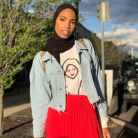 Tak banyak hijabers yang memiliki keberanian melawan Islamophobia. Salah satu daru sedikit orang itu adalah Shaymaa Ismaeel. Ia menjadi viral karena berani berpose senyum di depan aksi demonstrasi anti Islam, tepatnya di depan gedung Islamic Circle of North America (ICNA), Washington, Amerika Serikat. Foto: Instagram/ShaymaaDarling