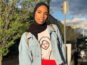 Potret Hijabers yang Viral Karena Pose Senyum di Depan Pendemo Anti Islam