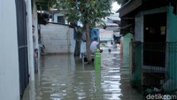 Penampakan di salah satu gang yang terendam banjir di kawasan Cililitan, Jakarta Timur.