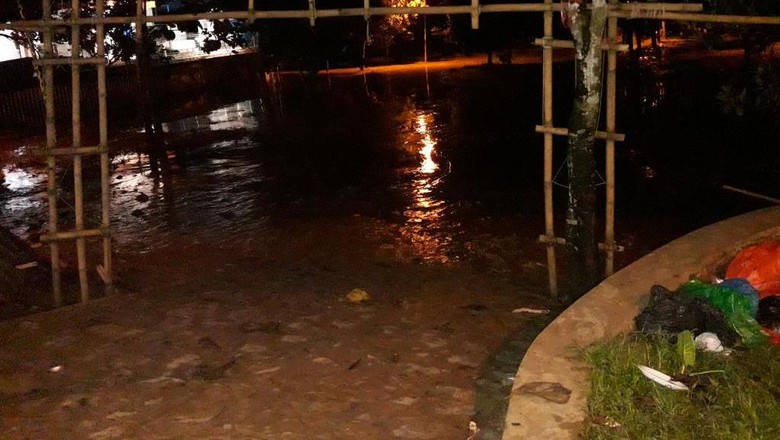 Banjir di Buperta Jatiasih Bekasi Surut, Sisakan Lumpur Tebal Banjir di Buperta Jatiasih Bekasi Surut, Sisakan Lumpur Tebal