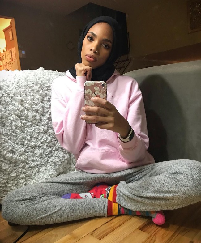 Saya kristen dan saya mendukungmu. Senyum dan kebahagiaan yang tulis itu sangat keren, aku suka energimu!, tulis pengguna Instagram bernama @grabthesash di kolom komentar yang kemudian mendapatkan 1,3 ribu likes.  Foto: Instagram/ShaymaaDarling