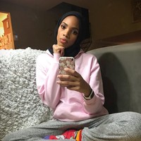 Saya kristen dan saya mendukungmu. Senyum dan kebahagiaan yang tulis itu sangat keren, aku suka energimu!, tulis pengguna Instagram bernama @grabthesash di kolom komentar yang kemudian mendapatkan 1,3 ribu likes.  Foto: Instagram/ShaymaaDarling