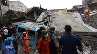 Petugas gabungan masih menangani kejadian rumah roboh di Tanah Tinggi, Jakarta Pusat.