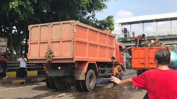 Sampah Menumpuk di Ciliwung, Petugas Kerahkan Ekskavator di Kampung Melayu