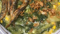 Tinutuan atau bubur manado umumnya dibuat dari sedikit beras, jagung, labu kuning atau ubi kuning, daun bayam, daun lelem dan beragan sayuran daun lainnya. Komplet segarnya. Foto: Instagram @lilik_indtayani_81