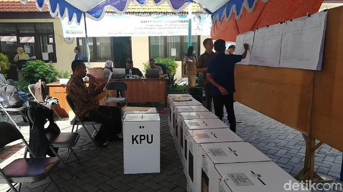Kabar duka kembali datang dari penyelenggaraan pemilu 2019. Seorang petugas KPPS di Kecamatan Purwosari, Kabupaten Pasuruan meninggal usai ambruk saat rekapitulasi di tingkat kecamatan.