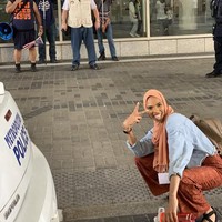 Tanpa terlihat takut, Shaymaa yang sedang berada di sekitar gedung tersebu berfoto di hadapan para pendemo dengan senyum lebar. Ia mengeluarkan senyum tiga jari dan memperlihatkan gigi-giginya. Foto: Twitter/ShaymaaDarling