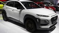Hyundai Kona hanya dijual dalam satu varian saja dengan 5 pilihan warna, Acid Yellow, Dark Knight, Pulse Red, Chalk White, dan Phantom Black.
