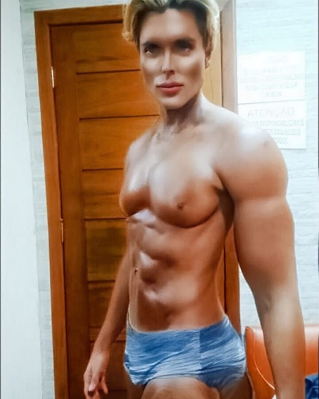 Operasi yang paling berisiko itu tujuh tahun yang lalu di Yordania, yang mana aku membuat mataku lebih bercahaya, tambah Ken pada video tersebut.  Foto: Instagram/mauriciogaldioficial