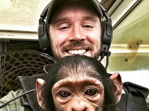 Kisahnya Viral, Ini Pilot Tampan yang Terbang dengan Simpanse