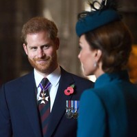 Dalam beberapa bulan terakhir, Pangeran William-Kate Middleton dan Pangeran Harry-Meghan Markle diisukan memiliki ketegangan. Namun kabar tersebut dibantah lewat kekompakan Kate Middleton dan Pangeran Harry yang tampil bersama di acara peringatan hari Anzac di London untuk menghormati pahlawan yang gugur khususnya di Australia dan New Zealand.  Foto: dok. Getty Images