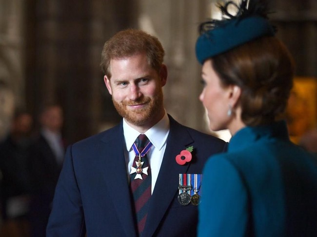 Dalam beberapa bulan terakhir, Pangeran William-Kate Middleton dan Pangeran Harry-Meghan Markle diisukan memiliki ketegangan. Namun kabar tersebut dibantah lewat kekompakan Kate Middleton dan Pangeran Harry yang tampil bersama di acara peringatan hari Anzac di London untuk menghormati pahlawan yang gugur khususnya di Australia dan New Zealand.  Foto: dok. Getty Images