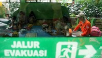 Warga menempati ruangan-ruangan di sekolah yang untuk sementara dihentikan kegiatan belajar mengajarnya akibat banjir.