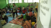 Sejumlah warga Kampung Melayu yang terdampak banjir untuk sementara mengungsi di SDN 01/02 Kampung Melayu, Jakarta. Jumat (26/4/2019).