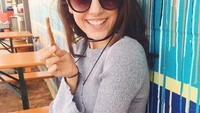 Wanita yang lahir di Dallas, Texas ini kerap membagikan momen kulinerannya di Instagram pribadinya. Salah satunya saat ia makan kentang goreng ini. Foto: Instagram emmafuhrmann