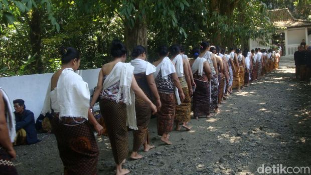 Tradisi unggahan masyarakat adat Bonokeling. 