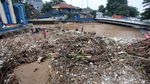 Pintu Air Manggarai Dipenuhi Sampah Kiriman Bogor
