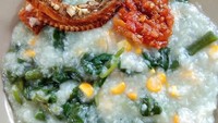 Kalau tak ada labu kuning atau ubi kuning, bisa saja bikin bubur manado pakai jagung manis dan bayam saja. Foto: Instagram @hobimasak.id
