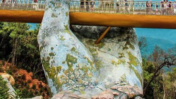 Berbalut warna emas, jembatan tersebut ditopang oleh dua tangan raksasa. Foto: tournesoul.me via Bored Panda