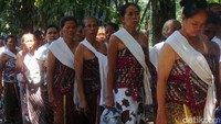 Prosesi dalam tradisi unggah unggahan ini berlangsung selama tiga hari dan melibatkan ribuan anak putu atau anak cucu Bonokeling.