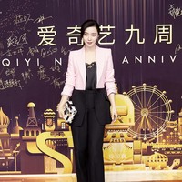 Aktris tersebut pun tampil menawan dalam acara yang digelar sebuah platform video online popular di China. Tak hanya hadir, pemain serial Putri Huan Zhu ini juga eksis membagikan fotonya di Instagram. Mengenakan setelan hitam dan blazer, penampilannya berkesan elegan sekaligus glamour. Foto: Instagram @bingbing_fan