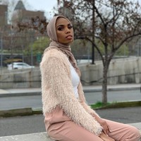 Setelah aksinya di depan gedung ICNA jadi viral, popularitas Shayma meningkat. Banyak teman-temannya yang kaget dan berkomentar di Instagram Shayma. Masha Allah, kamu ada di seluruh timeline Facebook-ku. Good Job girl! Semoga Allah membalas dengan apa yang kamu harapkan, tulis akun Instagram bernama @eness020_.  Foto: Instagram/ShaymaaDarling