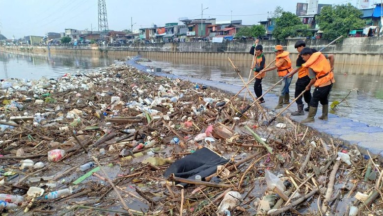 Ciliwung Meluap Semalam, Sampah Menumpuk di Banjir Kanal Barat Ciliwung Meluap Semalam, Sampah Menumpuk di Banjir Kanal Barat