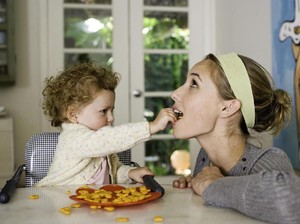 Cerita Pengalaman Makan Tak Terduga Saat Urus Bayi, Curhatan Ibu Ini Jadi Viral