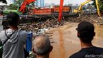 Gunungan Sampah Sungai Ciliwung Mulai Diangkat