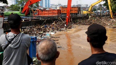 Gunungan Sampah Sungai Ciliwung Mulai Diangkat