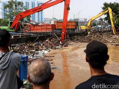 Gunungan Sampah Sungai Ciliwung Mulai Diangkat