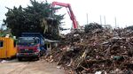 Pintu Air Manggarai Dipenuhi Sampah Kiriman Bogor