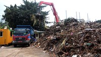 Sejumlah truk pun disiapkan untuk mengangkut sampah yang hanyut hingga Pintu Air Mangggarai untuk dibawa ke tempat pembuangan akhir sampah.