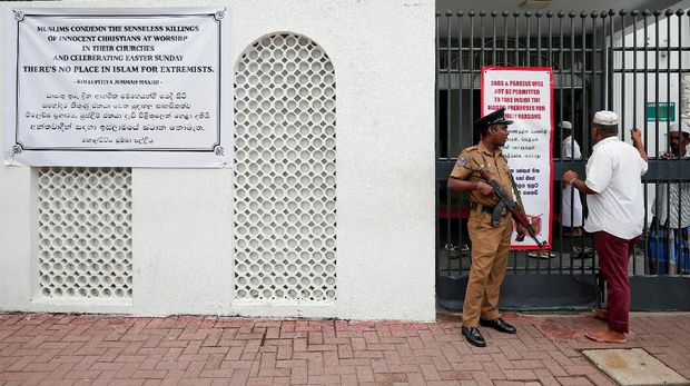 Warga harus melewati pemeriksaan keamanan sebelum masuk ke masjid 