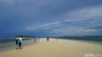 Ternyata ini salah satu spot yang juga ramai dikunjungi wisatawan. Terlihat beberapa kapal juga singgah di sini (Syanti/detikcom)