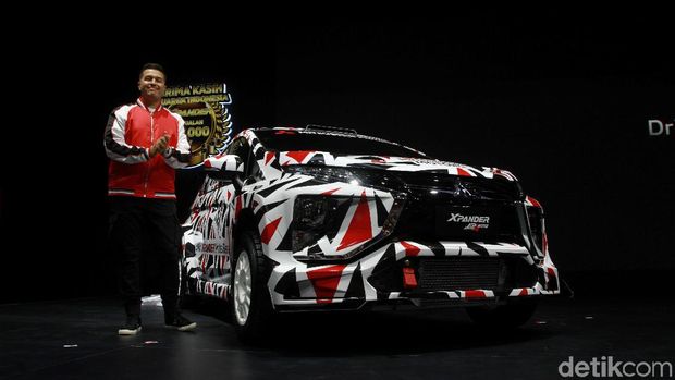 Rifat Sungkar berpose dengan Xpander AP4 