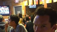 Jika sedang tidak ada jadwal syuting, Benedict sering ngumpul bersama teman-temannya untuk nonton bareng pertandingan olahraga ditemani bir dingin yang segar. Foto: Istimewa