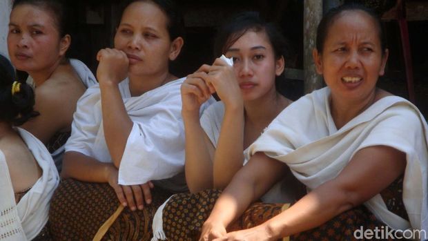 Tradisi unggahan masyarakat adat Bonokeling. 