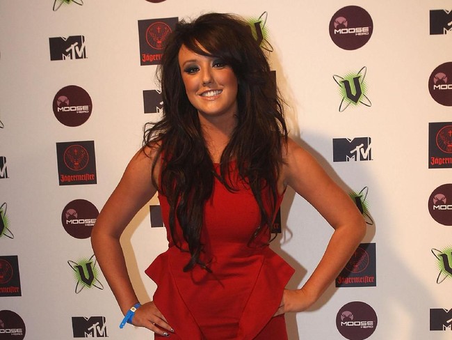 Nama Charlotte populer di Inggris setelah membintangi reality show Geordie Shore di 2011. Pada awal ketenarannya, wajahnya masih terlihat polos tanpa sentuhan botox ataupun filler. Inilah penampilannya di tahun 2011 saat usianya masih 20 tahun. Foto: Getty Images