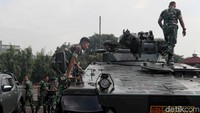 Sejumlah pasukan TNI naik ke atas alutsista yang terpakir di sekitar JIExpo Kemayoran, Jakarta, Jumat (26/4/2019).