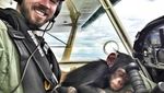 Foto: Pilot yang Viral Karena Terbang dengan Simpanse
